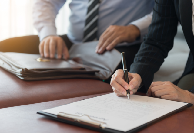 Pregled pogodbe pred podpisom: kaj podjetje največkrat spregleda